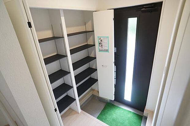 可動棚で長いものもおけます。