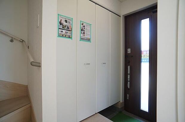 人感センサー付き玄関灯も完備。