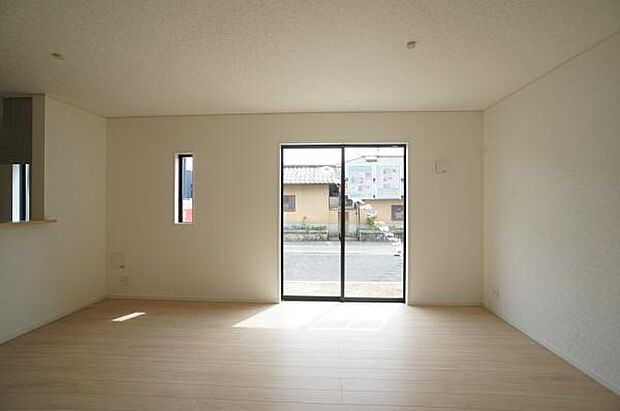 南側から陽光差し込む室内。