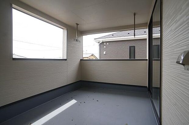 強い日差しや雨でも安心のバルコニー。