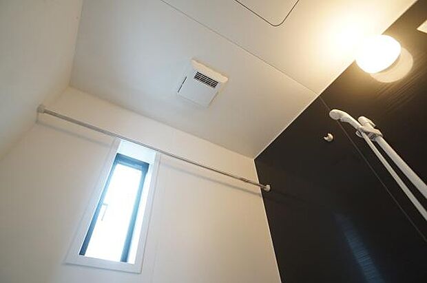 カラリ床と浴室乾燥機で快適。