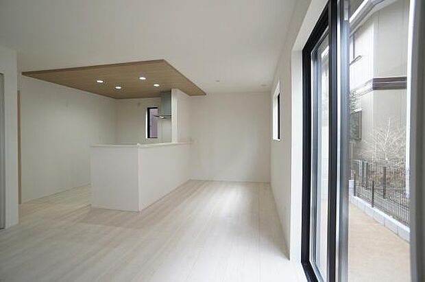 開放的で明るい室内。