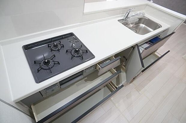 三口コンロで楽しくお料理。