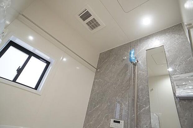 カラリ床と浴室乾燥機で快適。