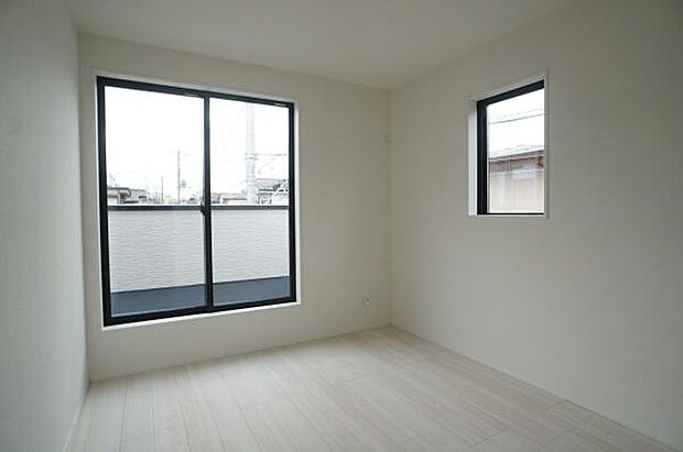 2面彩光のお部屋。