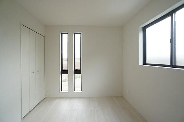 広さを感じられる縦長の窓。