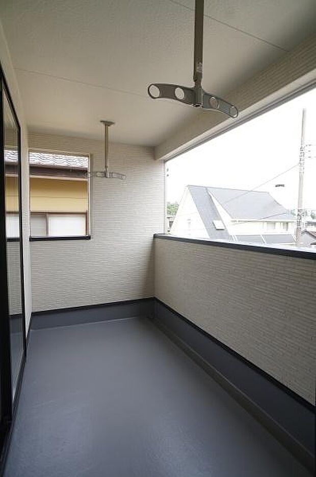 物干し金物付きのワイドバルコニー。