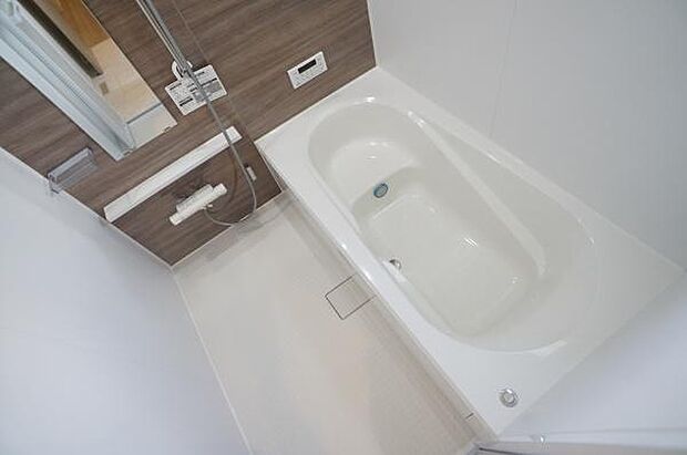 ゆったりとしたバスタブ。