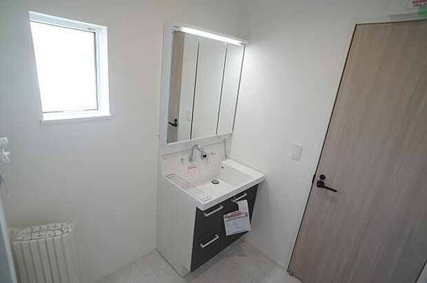 収納力のある三面鏡化粧台。