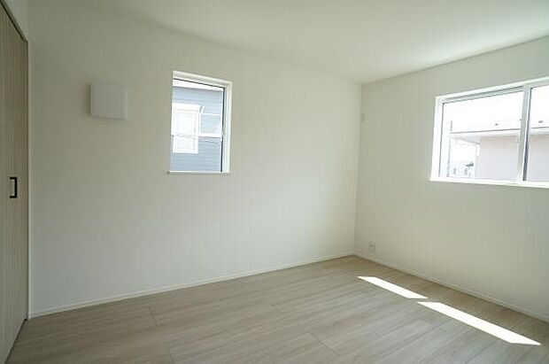 2面彩光のお部屋。