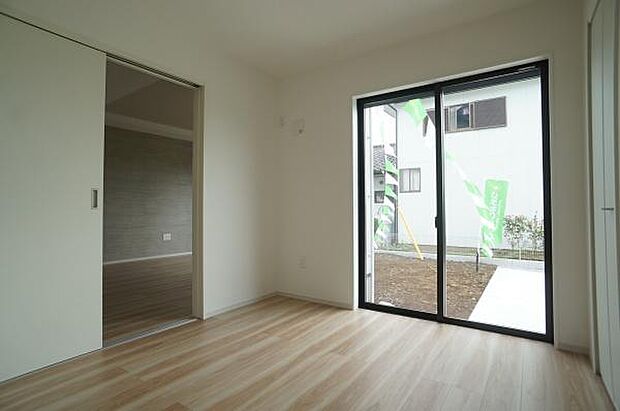 建具を開放すればリビングと一体化。