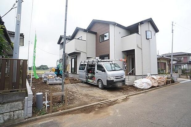 並列駐車2台可能。
