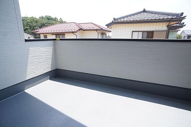 物干し金物付きワイドルーフバルコニー。