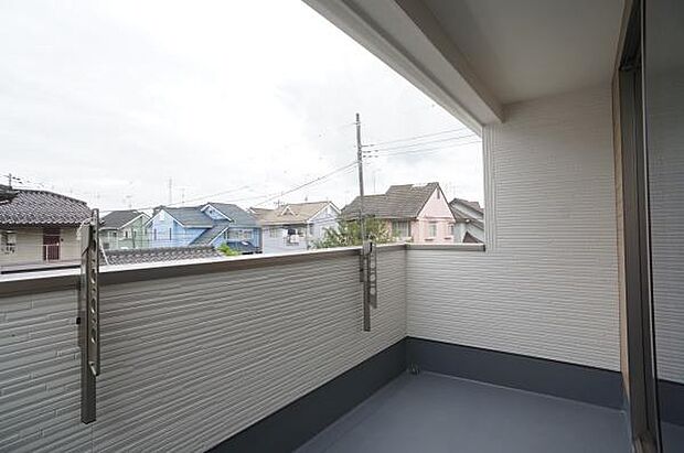 強い日差しや雨でも安心のバルコニー。