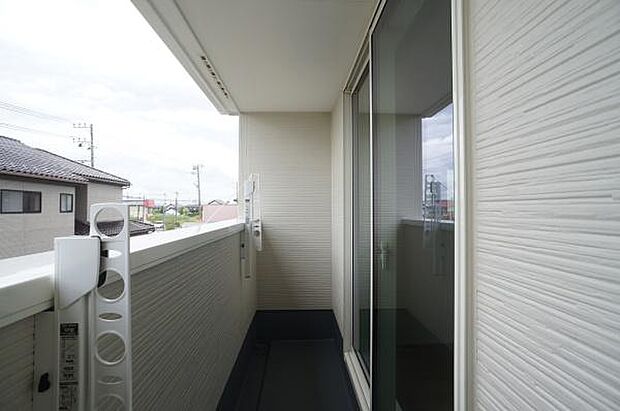 急な雨でも慌てずに済む屋根付きです。