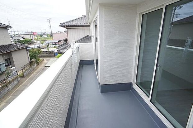 二部屋を繋ぐバルコニー。