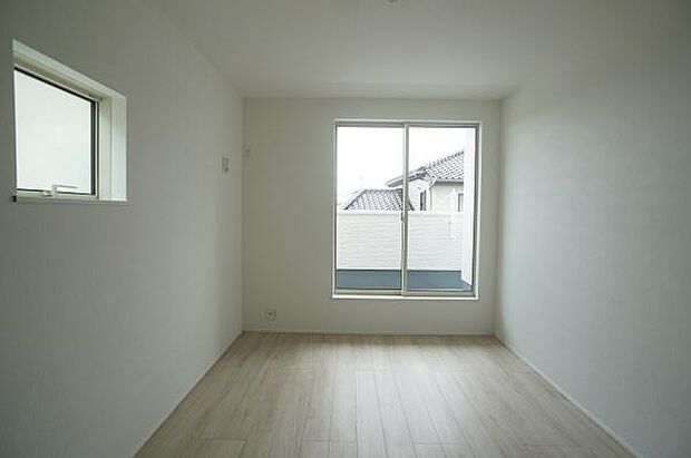 2面彩光のお部屋。