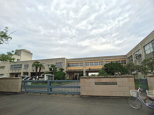 龍ケ崎市立龍ケ崎西小学校まで607m