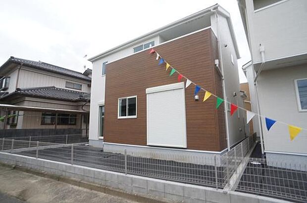 東側外観。