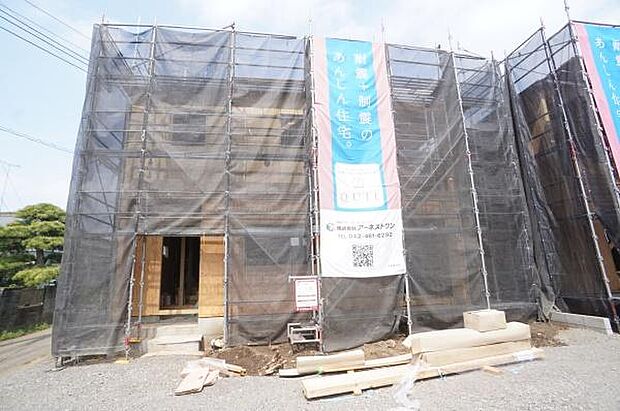 南側外観。木工事中。