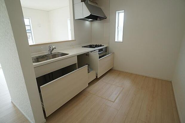 キッチン用品を多数収納できます。