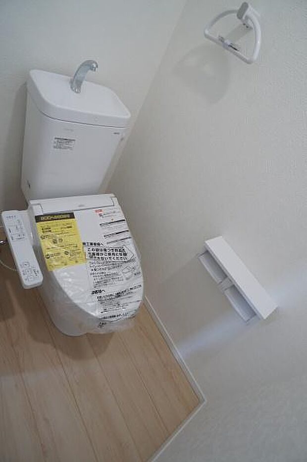 温水洗浄便座でトイレ時間も快適な仕様に。