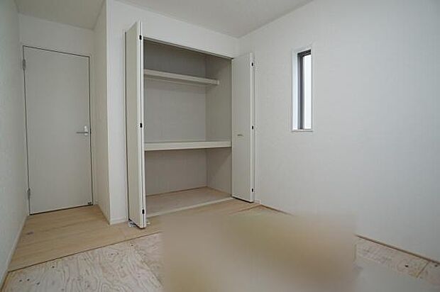 押入れや板の間付和洋室5，7帖。