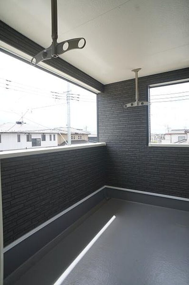 物干し金物付きワイドルーフバルコニー。