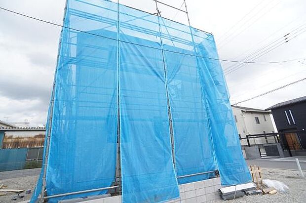 西側外観。木工事中。