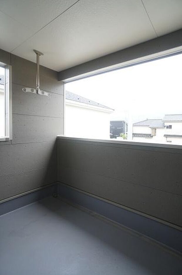 物干し金物付きワイドルーフバルコニー。