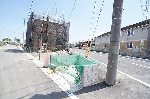 西側外観。木工事中。