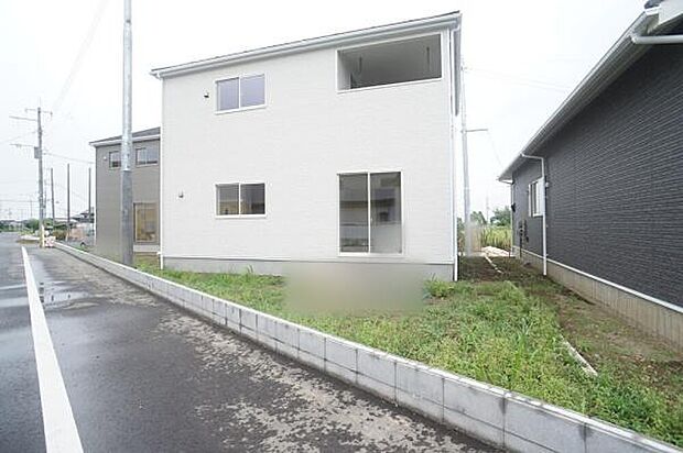 南側に広がる太陽の下のリビング。