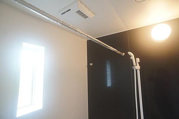 少量の洗濯物も。暖房換気乾燥機付き。