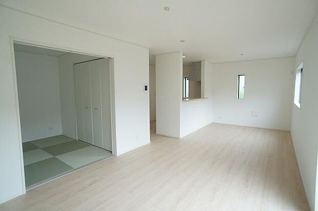 隣り合う和室とも一体感があります。