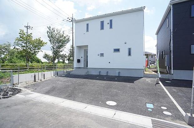 並列駐車2台可能です。
