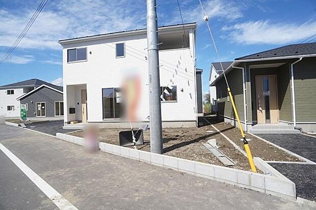 南側に広がる太陽の下のリビング。