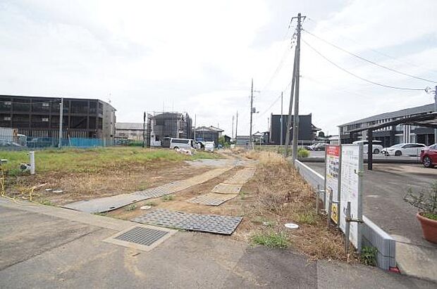 縦列駐車2台可能。