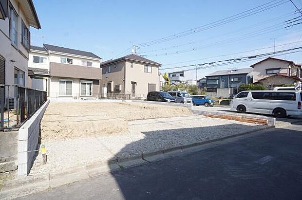 西側外観。更地。