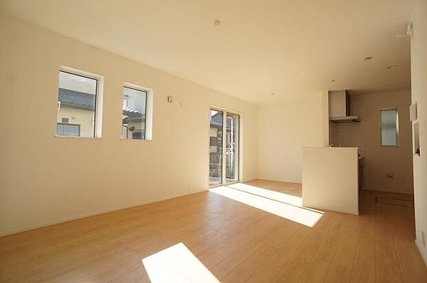 南から陽光注ぐ陽だまりリビング。