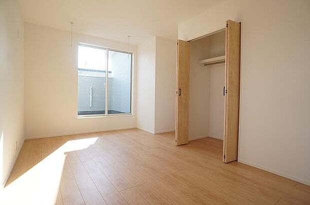 2階の洋室8帖。洗濯物干し付き。