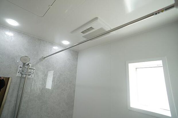 浴室暖房乾燥機付きで快適です。