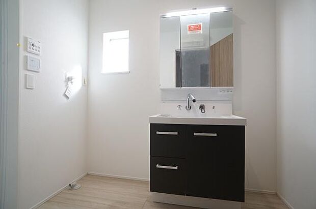 少し広めな洗面室。ハンドシャワー付洗面台