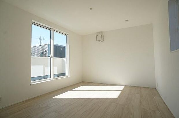 眩い太陽の光が部屋を照らします。