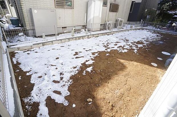 南側の土仕様のお庭です。