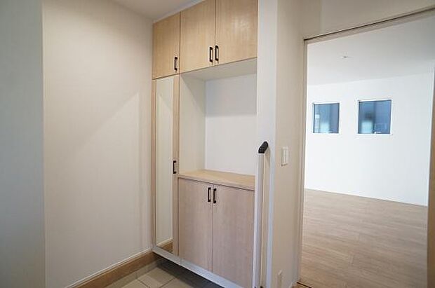 お出かけ前のチェックに便利な姿見あり。