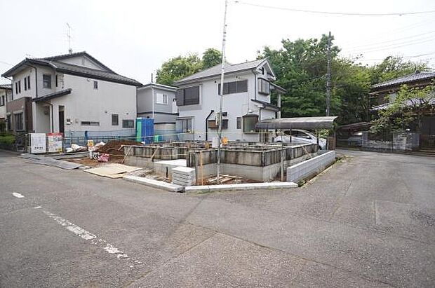 北側4,5m、東側6m公道に接道。