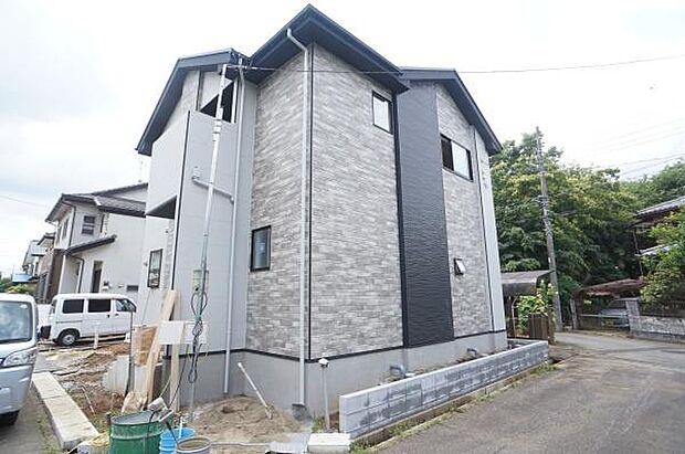 北側外観。内装工事中。