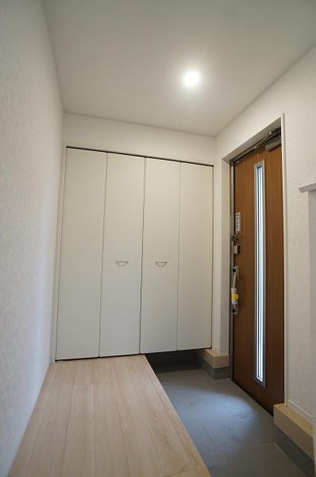 広々と感じられる玄関です。