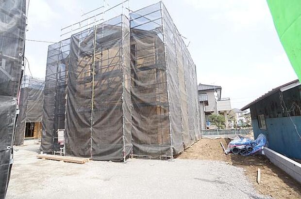 西側外観。木工事中。