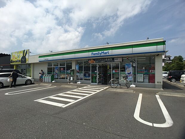 ファミリーマート龍ケ崎久保台店まで617m